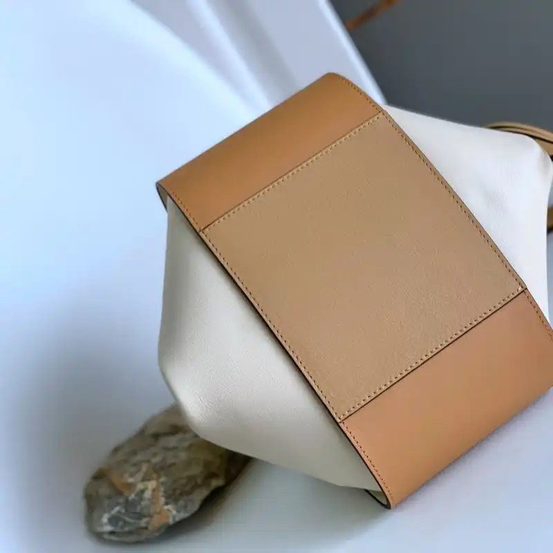 L0ew* bag 2210ya0051